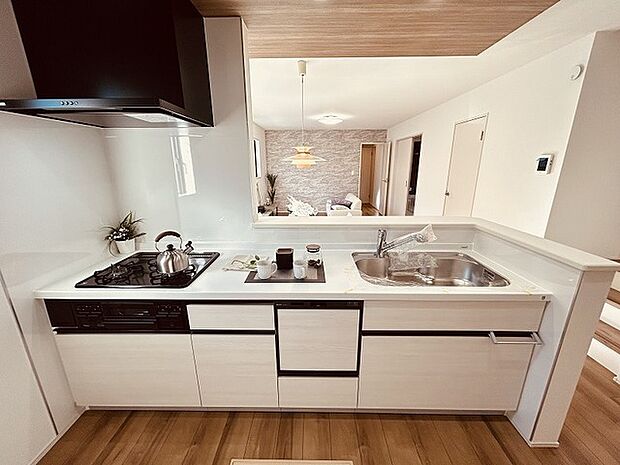 カウンターキッチンならではの開放的な見通し、全体が見渡せることでご家族の団欒スペースもより明るく笑顔が溢れる空間となります。