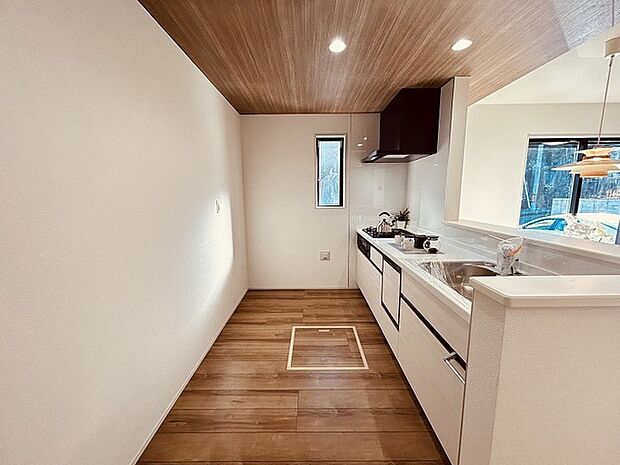 キッチンコンロスペースの近くには、空気の入れ替えが可能な開口部を設置!! お料理をする際には、換気扇を回しながら匂いが籠らない様に開放してお料理もお楽しみ頂けます。