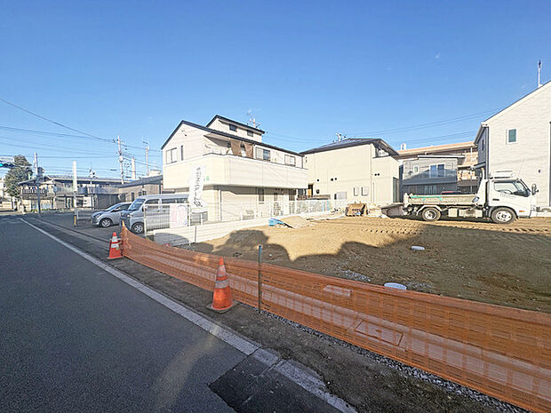 B号地、前面は6m幅員の広々とした公道、車が楽にすれ違える広さ