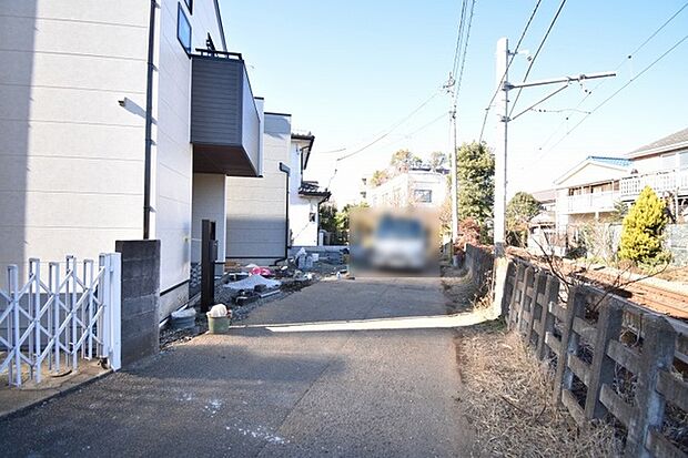 安心して暮らすことのできる住宅街。　住宅地の道路は一般に交通量が少なく車などの騒音が少ないため、住民にとって静かな生活環境が提供されます。 