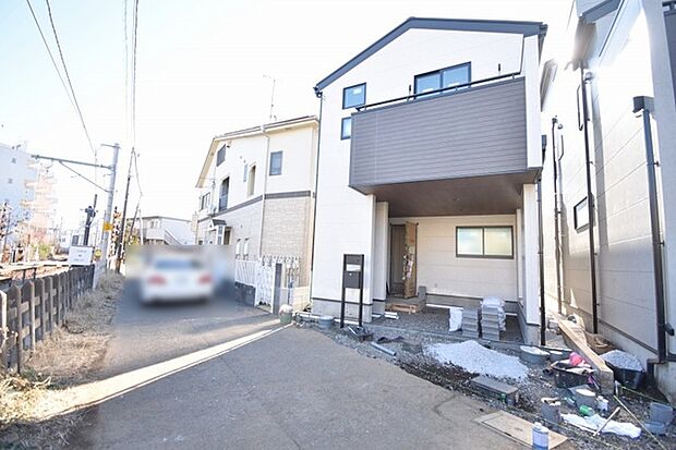 周辺の街並みの中で適度な主張、生活に溶け込むシンプルなデザインの外観が魅力の一戸建です。 