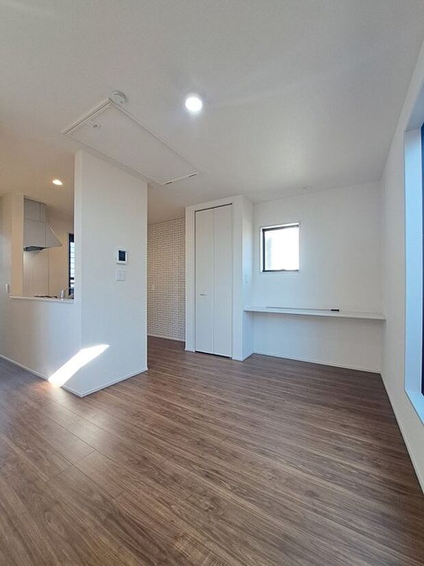 家族が食事するダイニングスペースをキッチンから見渡せる設計に。お料理をしながら家族とのコミュニケーションが増えそうな予感。