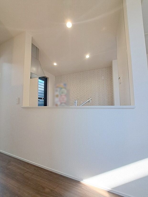 実際に室内をご見学頂くと生活のイメージが広がると思います。家具を置いたイメージや窓からの景色など。周辺で販売に出している物件も一緒にまとめてご見学頂き、比較する事もできます。