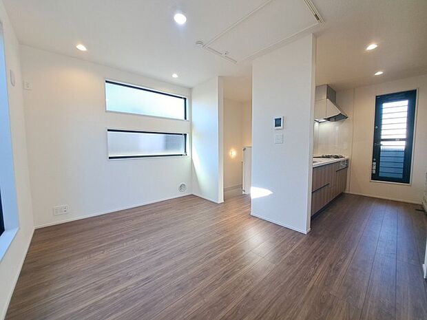 家族の集まるリビングは気持ちの良い自然光が差し込む団欒空間。室内のご見学予約も随時、受付中ですのでお気軽にお問合せください。