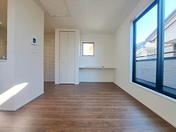 家族が食事するダイニングスペースをキッチンから見渡せる設計に。お料理をしながら家族とのコミュニケーションが増えそうな予感。