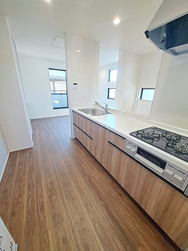 お料理をしながらリビングの家族やゲストとの会話が楽しめるカウンタータイプのキッチン。毎日のお料理を楽しく快適に。