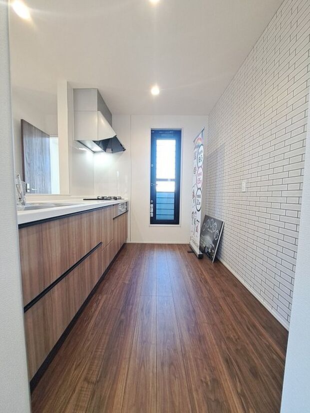 キッチンコンロスペースの近くには、空気の入れ替えが可能な開口部を設置!! お料理をする際には、換気扇を回しながら匂いが籠らない様に開放してお料理もお楽しみ頂けます。