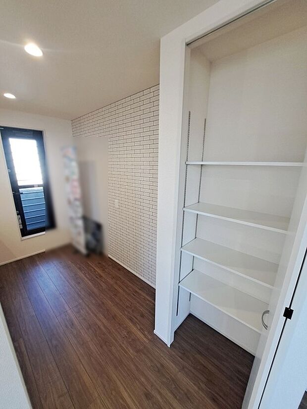 各所に効率的に配置された収納スペースがあり、日常のモノをすっきりと収納できます。