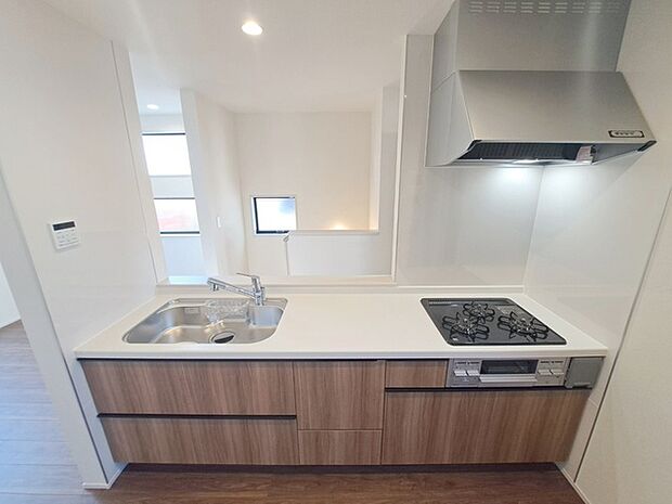 お料理をしながらリビングの家族やゲストとの会話が楽しめるカウンタータイプのキッチン。毎日のお料理を楽しく快適に。