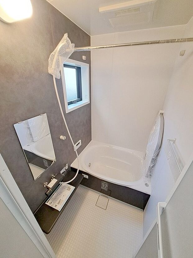 浴室乾燥機の他にも開口部のある浴室スペース。 お風呂上がりの湿気も、窓を開けておくことで改善可能。 お湯につかりながら、ちょっとした露天気分?