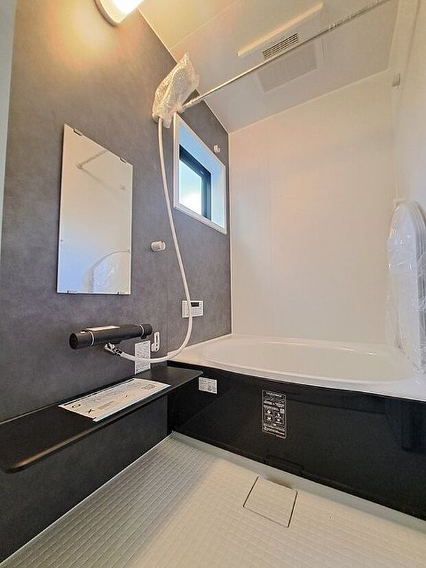 一日の疲れを癒してくれるゆったりとしたバスルームです。