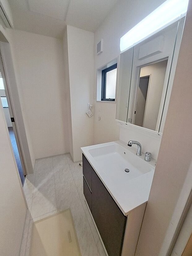 三面鏡に洗面台。 コンセントに照明機能、多機能性を備えた設備です。