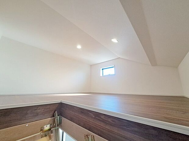 大きな屋根裏部屋はなんだかワクワクしてしまうスペース。季節物の収納など色々な用途に利用できそうな予感。