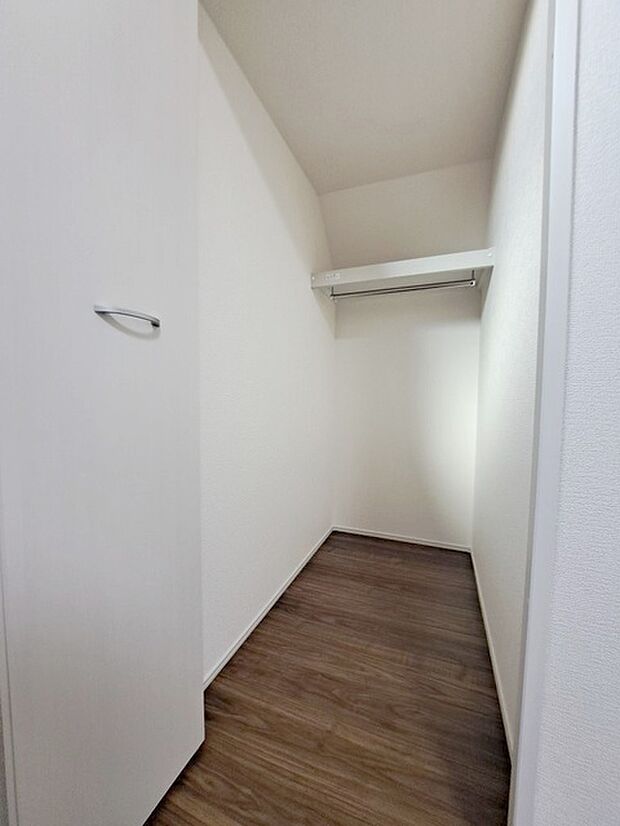 豊富な収納スペースもこの物件の特長の一つ。各所に収納が完備されており、生活をスッキリと整えることができます。
