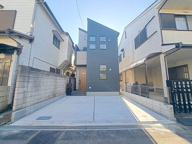 周辺の街並みの中で適度な主張、生活に溶け込むシンプルなデザインの外観が魅力の一戸建です。