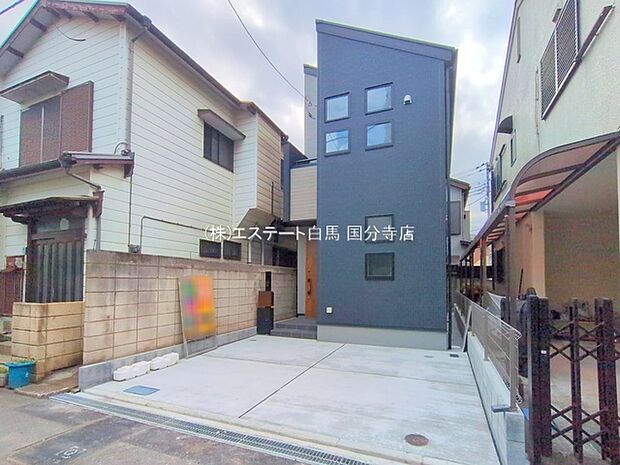 周辺の街並みの中で適度な主張、生活に溶け込むシンプルなデザインの外観が魅力の一戸建です。