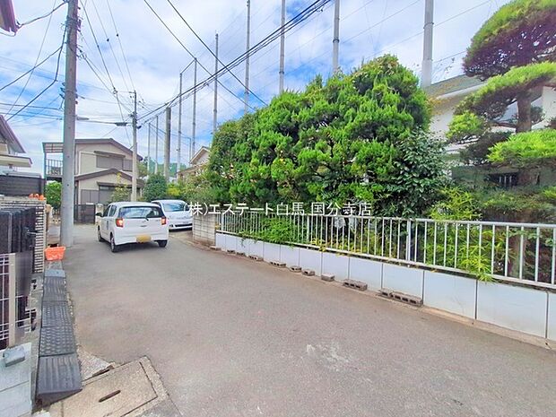 安心して暮らすことのできる住宅街。 住宅地の道路は一般に交通量が少なく車などの騒音が少ないため、住民にとって静かな生活環境が提供されます。