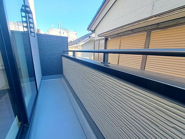 季節の変化や天気の良い日には、バルコニーでの時間が心地よく、気分をリフレッシュさせることができます。