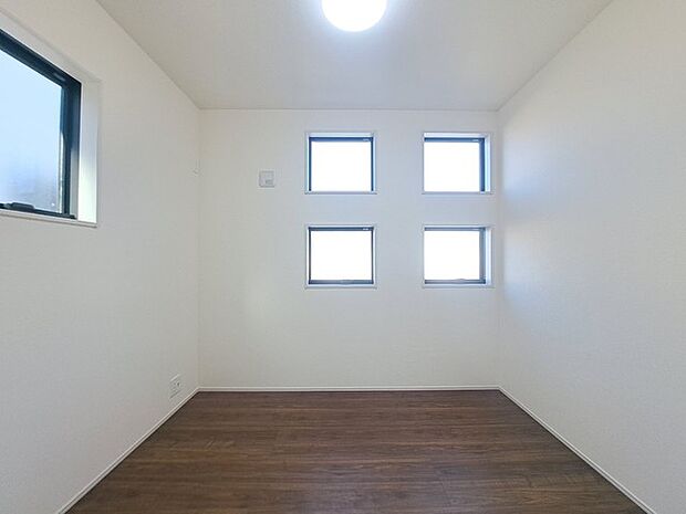 洋室はモダンなデザインと機能性を備え、快適な生活空間に。明るい窓から差し込む自然光が広々とした空間をさらに明るく開放的に感じさせます。