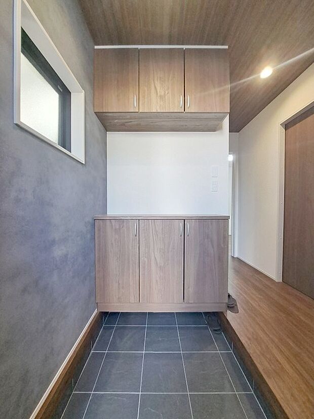 コンパクトながらも、使い勝手の良い玄関スペース。明るいデザインと、収納スペースを効果的に配置することで、使い勝手を最大限に引き出しています。