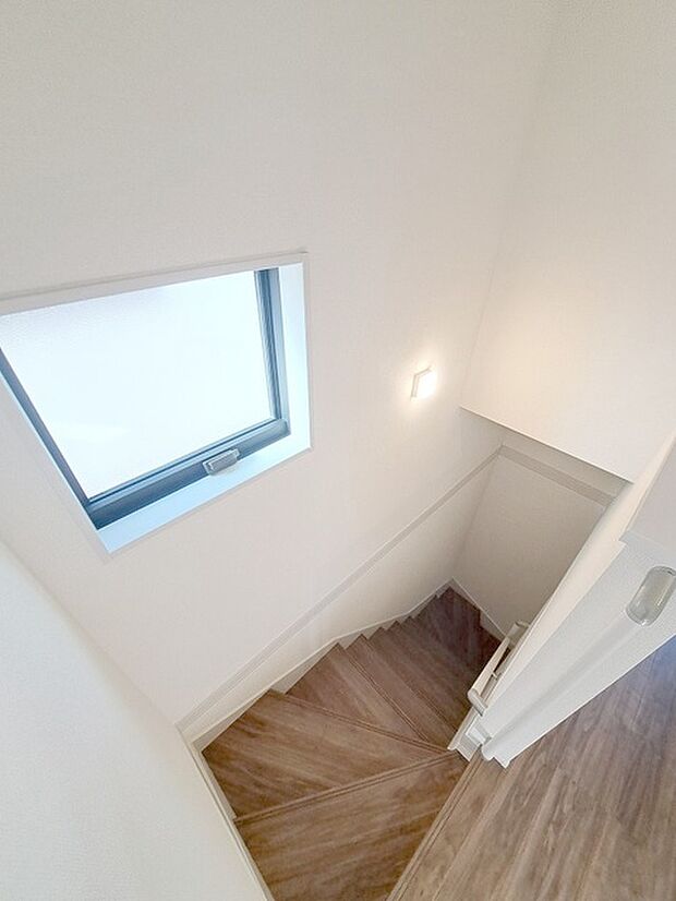 実際に室内をご見学頂くと生活のイメージが広がると思います。家具を置いたイメージや窓からの景色など。周辺で販売に出している物件も一緒にまとめてご見学頂き、比較する事もできます。