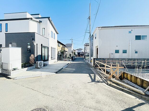 安心して暮らすことのできる住宅街。 住宅地の道路は一般に交通量が少なく車などの騒音が少ないため、住民にとって静かな生活環境が提供されます。