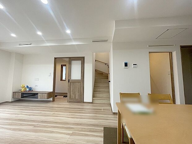 家族が食事するダイニングスペースをキッチンから見渡せる設計に。お料理をしながら家族とのコミュニケーションが増えそうな予感。