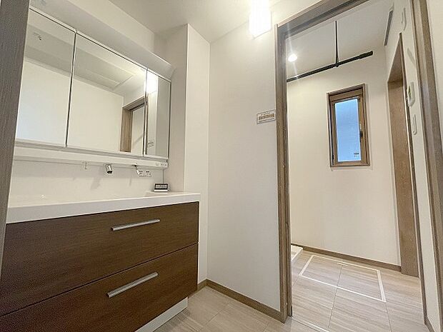 三面鏡に洗面台。 コンセントに照明機能、多機能性を備えた設備です。