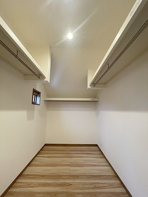 収納スペースがたっぷりと確保されたこの物件では、生活をより快適に送ることができます。