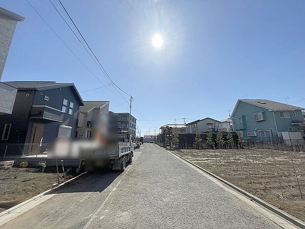 安心して暮らすことのできる住宅街。　住宅地の道路は一般に交通量が少なく車などの騒音が少ないため、住民にとって静かな生活環境が提供されます。 