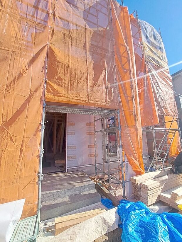 現在建物を建築中です、建築中の物件については現地確認の他、同施工会社の完成施工例のご案内、担当者のプレゼンテーションにてご検討ください。適切なご検討の方法をご説明させて頂きます。