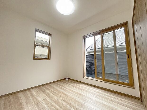 スタイリッシュなデザインと快適な居住性を兼ね備えた洋室。広々とした空間は、自分らしいインテリアを楽しむことができるほか、リラックスした時間を過ごすことができそうです。