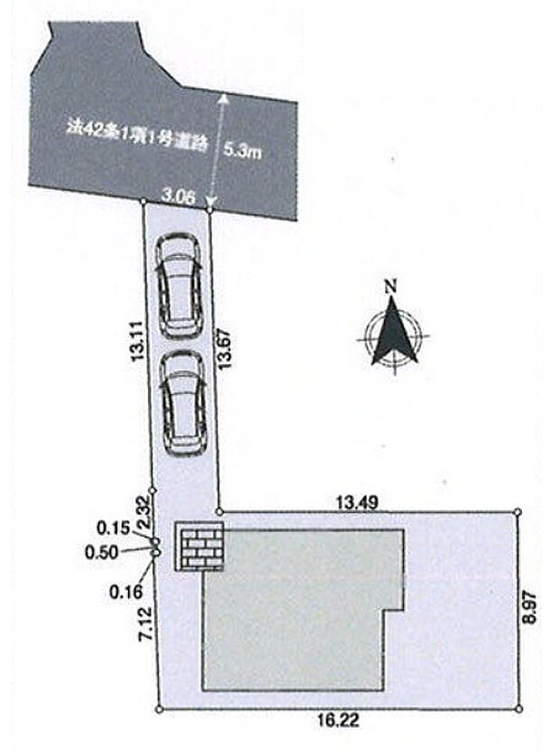 アプローチ部分に車を停めて玄関にアクセスする区画形状です。