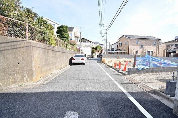 安心して暮らすことのできる住宅街。 住宅地の道路は一般に交通量が少なく車などの騒音が少ないため、住民にとって静かな生活環境が提供されます。