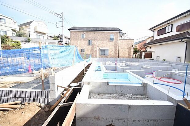 実際に室内をご見学頂くと生活のイメージが広がると思います。家具を置いたイメージや窓からの景色など。周辺で販売に出している物件も一緒にまとめてご見学頂き、比較する事もできます。
