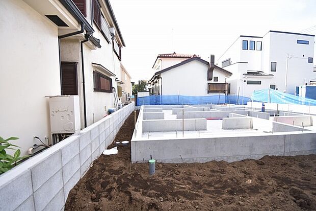 実際に室内をご見学頂くと生活のイメージが広がると思います。家具を置いたイメージや窓からの景色など。周辺で販売に出している物件も一緒にまとめてご見学頂き、比較する事もできます。