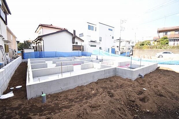 実際に室内をご見学頂くと生活のイメージが広がると思います。家具を置いたイメージや窓からの景色など。周辺で販売に出している物件も一緒にまとめてご見学頂き、比較する事もできます。