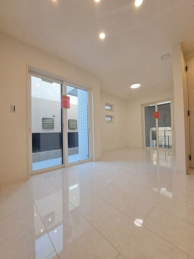 実際に室内をご見学頂くと生活のイメージが広がると思います。家具を置いたイメージや窓からの景色など。周辺で販売に出している物件も一緒にまとめてご見学頂き、比較する事もできます。