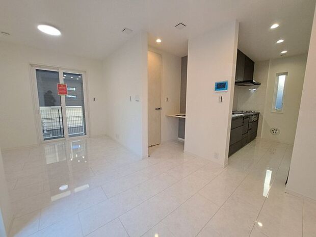 家族が食事するダイニングスペースをキッチンから見渡せる設計に。お料理をしながら家族とのコミュニケーションが増えそうな予感。