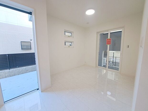 家族の集まるリビングは気持ちの良い自然光が差し込む団欒空間。室内のご見学予約も随時、受付中ですのでお気軽にお問合せください。 