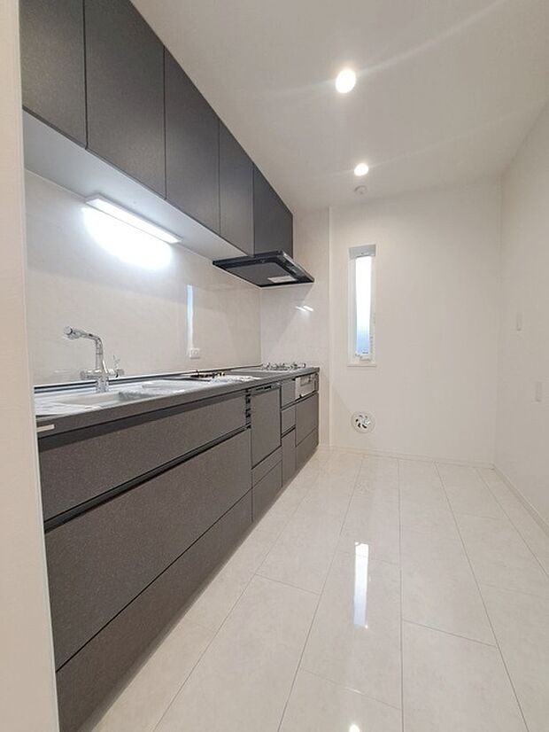 キッチンコンロスペースの近くには、空気の入れ替えが可能な開口部を設置！！ お料理をする際には、換気扇を回しながら匂いが籠らない様に開放してお料理もお楽しみ頂けます。 