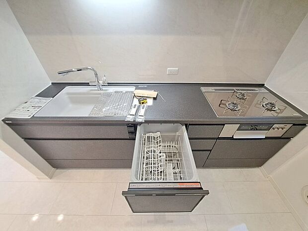 毎日の家事をサポートしてくれる食洗器も標準に装備。ちょっと嬉しい設備です 