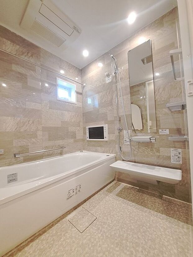 一日の疲れを癒してくれるゆったりとしたバスルームです。 