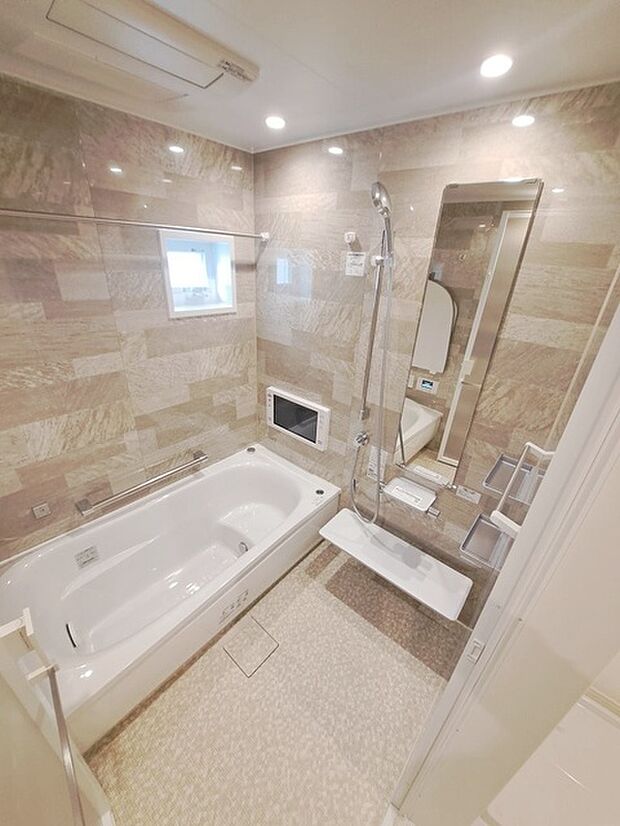 一日の疲れを癒してくれるゆったりとしたバスルームです。 