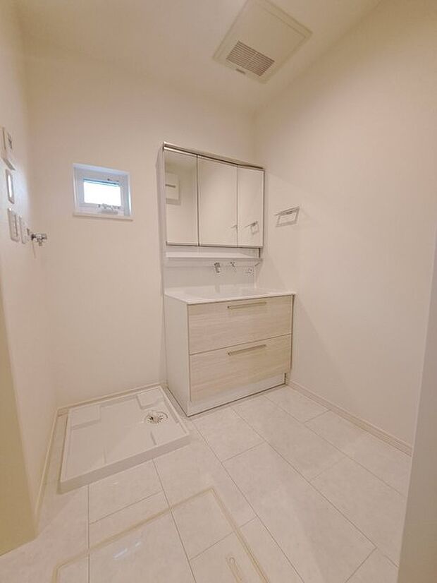 使いやすいタイプの洗面化粧台のあるランドリースペース 