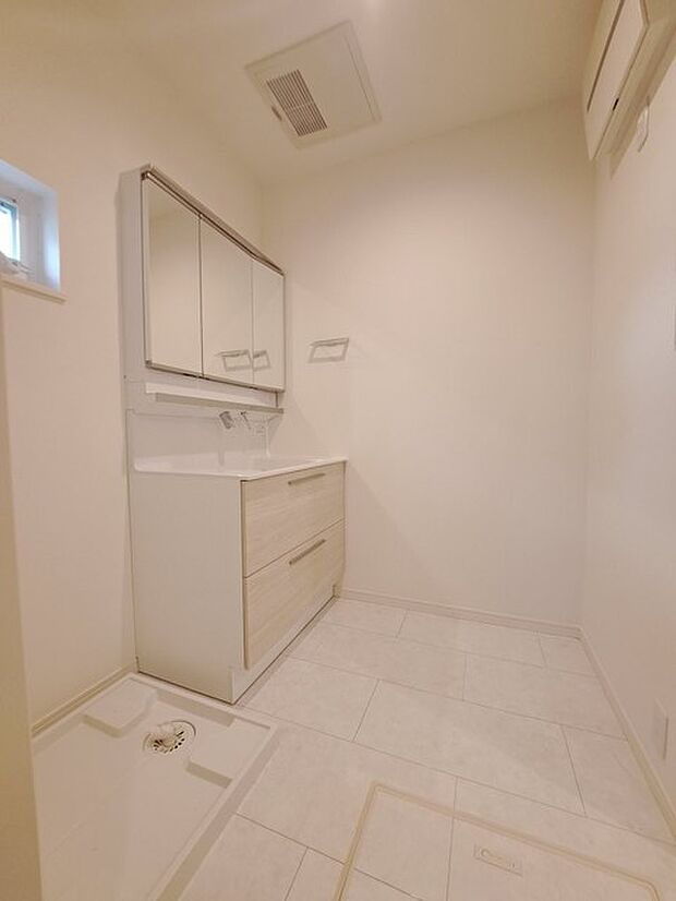 三面鏡に洗面台。 コンセントに照明機能、多機能性を備えた設備です。  