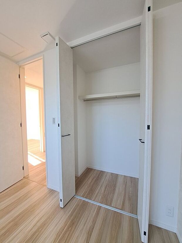 豊富な収納スペースもこの物件の特長の一つ。各所に収納が完備されており、生活をスッキリと整えることができます。