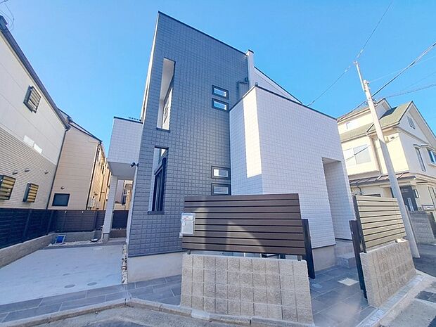 周辺の街並みの中で適度な主張、生活に溶け込むシンプルなデザインの外観が魅力の一戸建です。