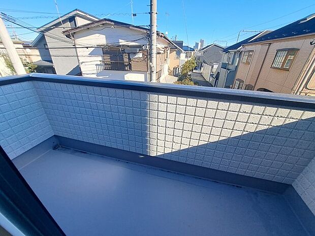 日々の忙しさやストレスから離れ、バルコニーで静かに深呼吸、心が穏やかになります。