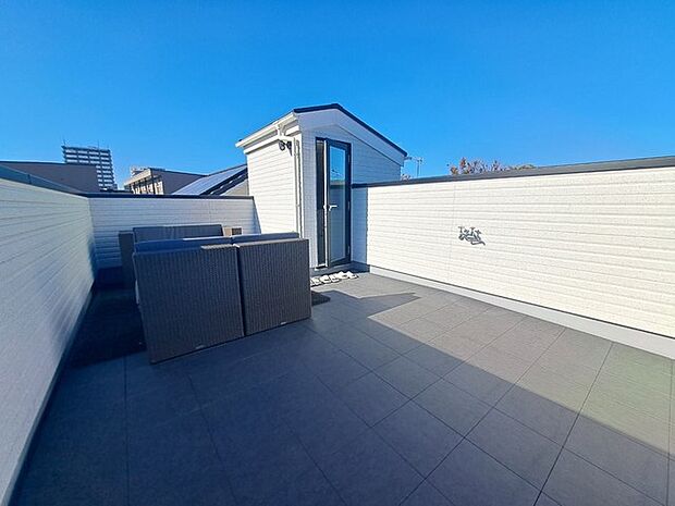 季節の変化や天気の良い日には、バルコニーでの時間が心地よく、気分をリフレッシュさせることができます。 